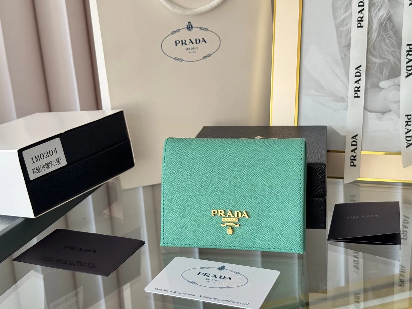Prada women's two-fold short clip, with coin pocket and coin pocket. Model 1M0204, cross-grain cowhide. Size: 11.2x9.5cm. Simple and practical to enhance personal taste.