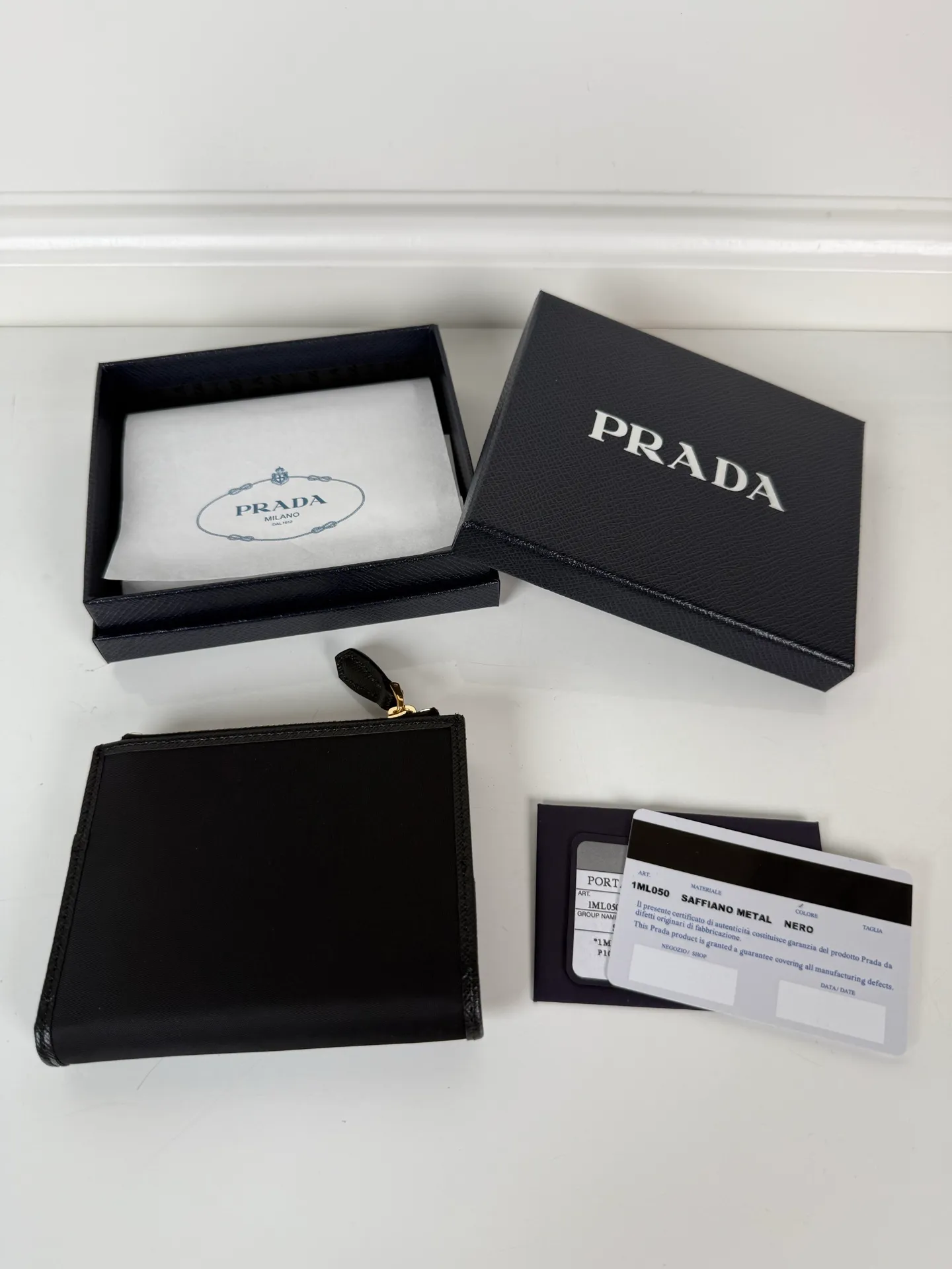 💰440, P Home ➡️ Unisex short wallet, model 1ML050, made of cross-grain cowhide + nylon fabric, eight card slots, one receipt compartment, one zipper coin bag, length 11.5cm, height 9.5cm, 175 steel stamp, meticulous and neat workmanship, as shown in the picture