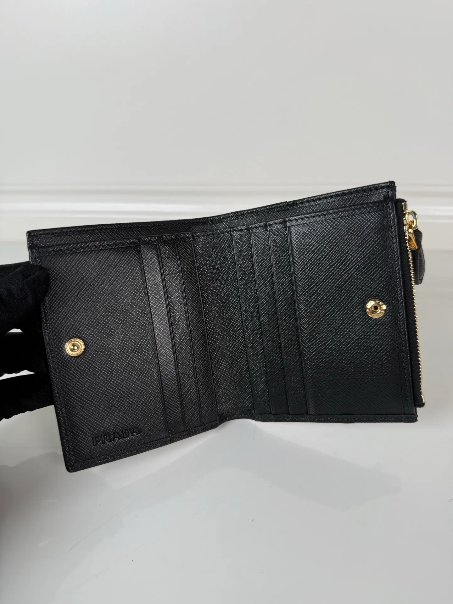 💰440, P Home ➡️ Unisex short wallet, model 1ML050, made of cross-grain cowhide + nylon fabric, eight card slots, one receipt compartment, one zipper coin bag, length 11.5cm, height 9.5cm, 175 steel stamp, meticulous and neat workmanship, as shown in the picture