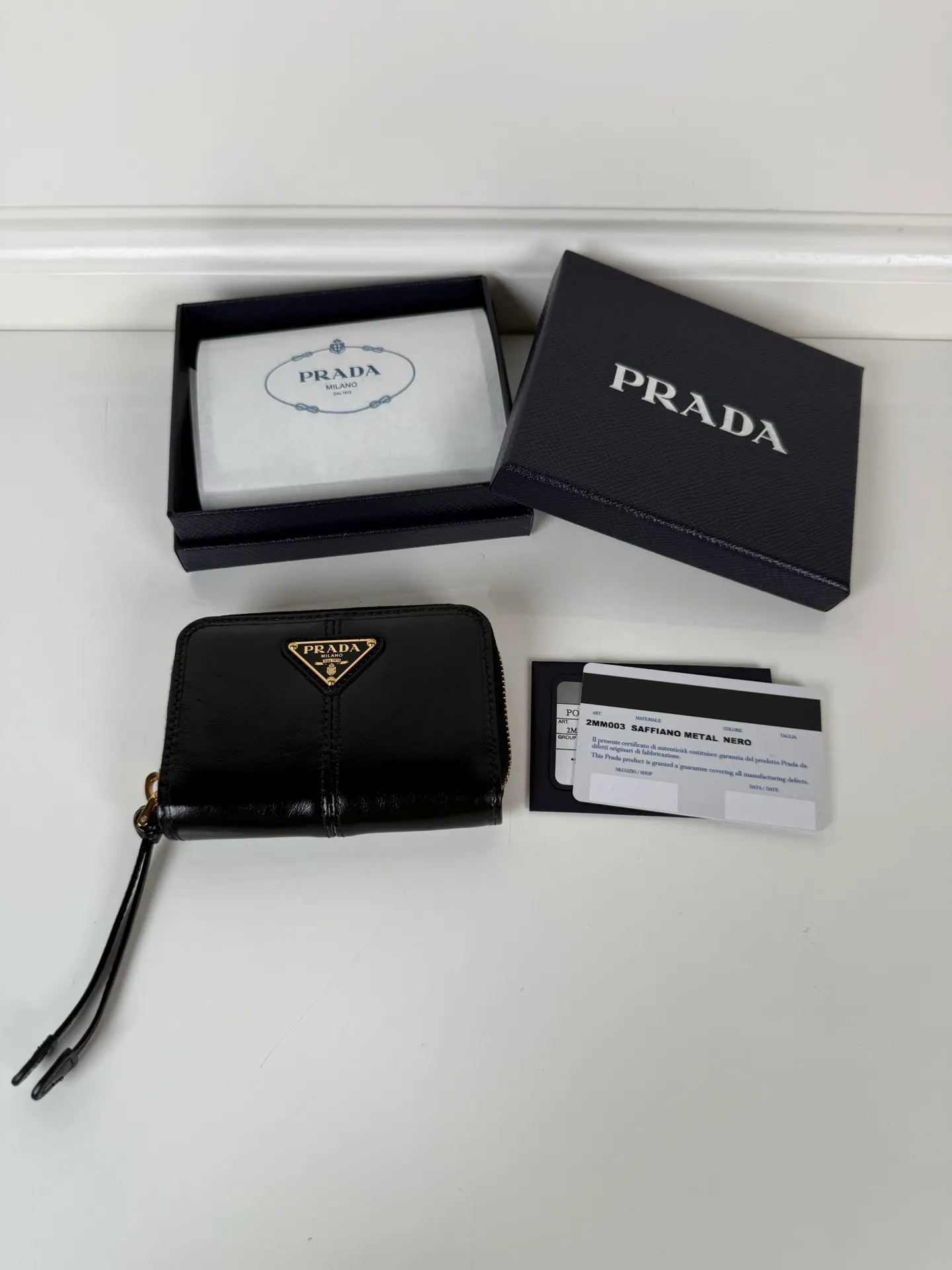 💰400, P Home ➡️Black waxed leather card holder for men and women, model 2MM003, classic and practical zipper design, pleated card slots inside, convenient for classification and storage. Perfect for going out alone with your mobile phone in summer or putting it in a small bag. Size 11×7.5cm, original quality, your best choice