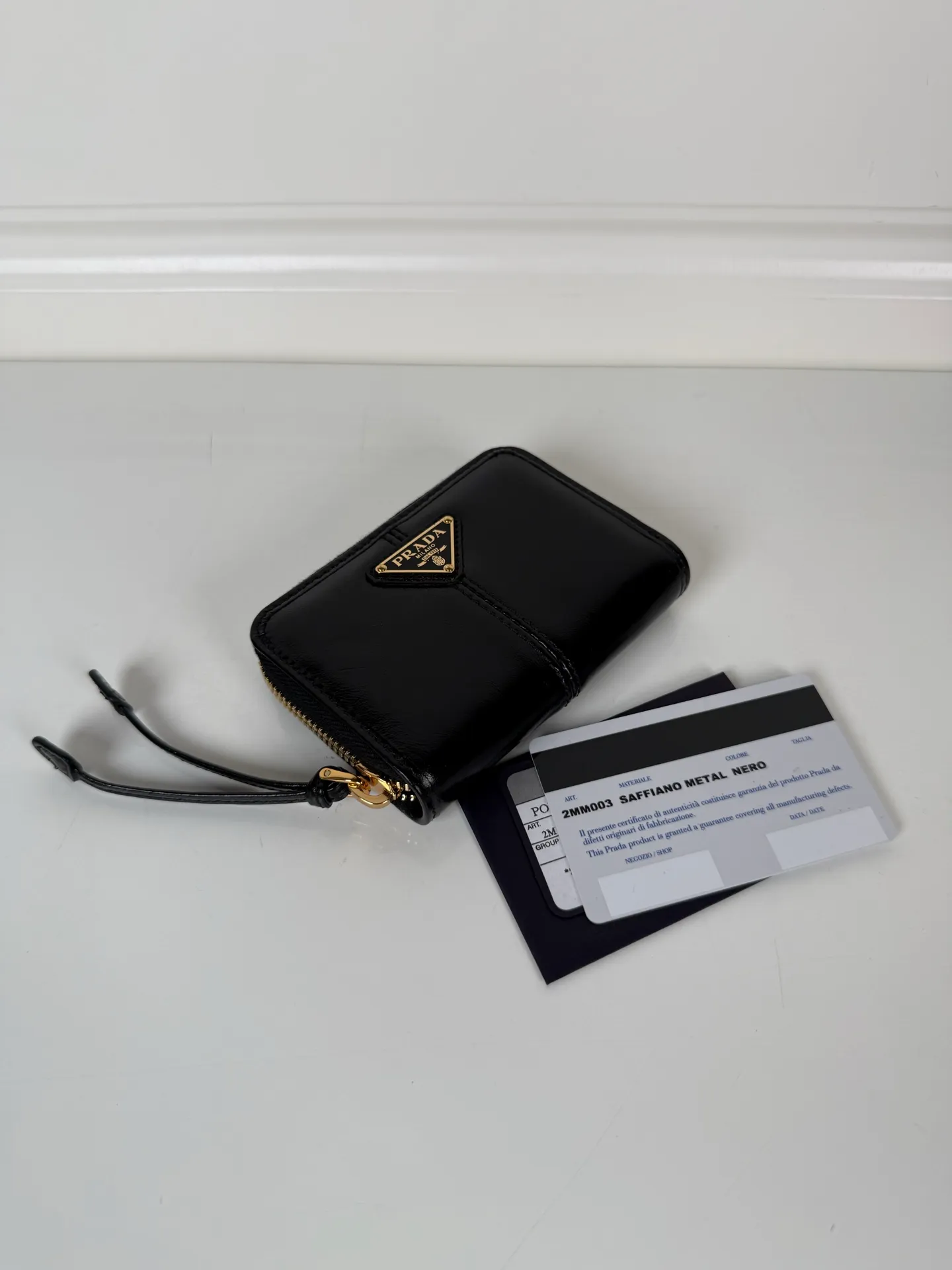 💰400, P Home ➡️Black waxed leather card holder for men and women, model 2MM003, classic and practical zipper design, pleated card slots inside, convenient for classification and storage. Perfect for going out alone with your mobile phone in summer or putting it in a small bag. Size 11×7.5cm, original quality, your best choice
