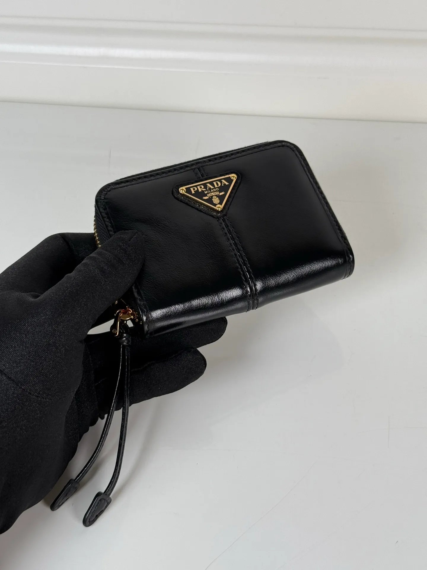 💰400, P Home ➡️Black waxed leather card holder for men and women, model 2MM003, classic and practical zipper design, pleated card slots inside, convenient for classification and storage. Perfect for going out alone with your mobile phone in summer or putting it in a small bag. Size 11×7.5cm, original quality, your best choice