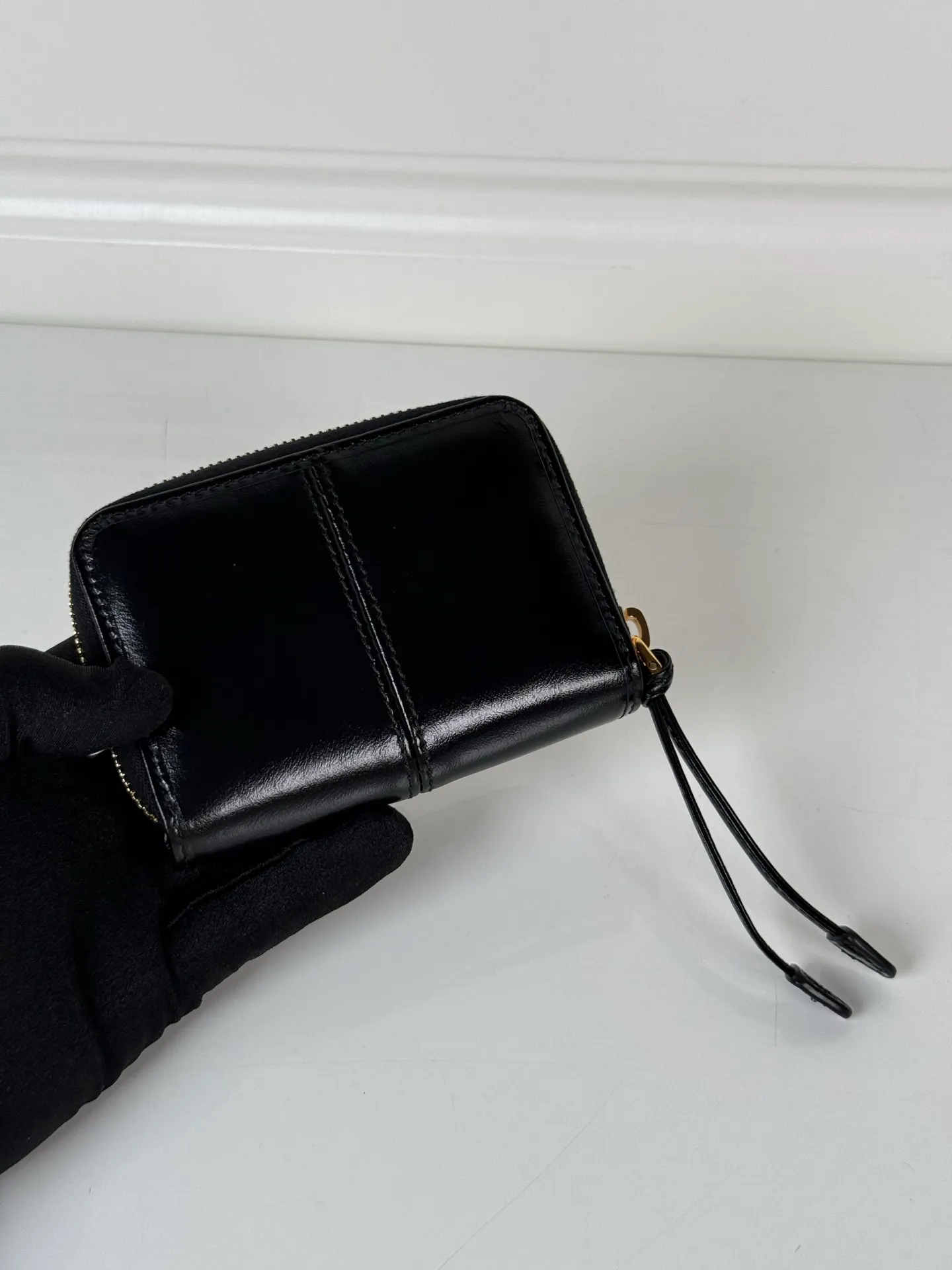 💰400, P Home ➡️Black waxed leather card holder for men and women, model 2MM003, classic and practical zipper design, pleated card slots inside, convenient for classification and storage. Perfect for going out alone with your mobile phone in summer or putting it in a small bag. Size 11×7.5cm, original quality, your best choice