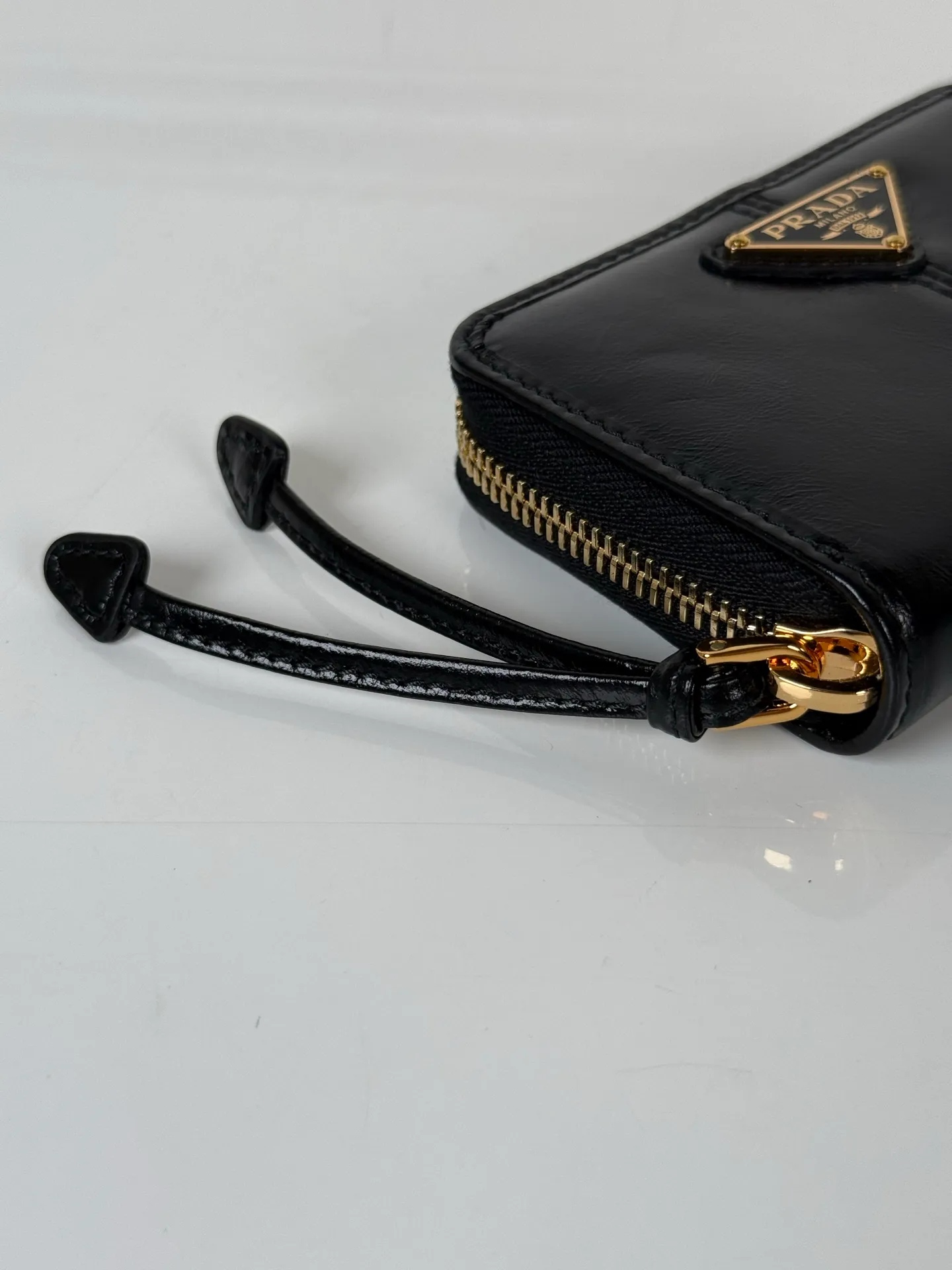 💰400, P Home ➡️Black waxed leather card holder for men and women, model 2MM003, classic and practical zipper design, pleated card slots inside, convenient for classification and storage. Perfect for going out alone with your mobile phone in summer or putting it in a small bag. Size 11×7.5cm, original quality, your best choice
