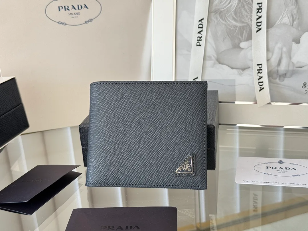 prada men's cross pattern short clip, easy to store, can hold 8 cards and cash, a must-have for men, model 2M0513, original quality, Saffiano cross pattern➕made from imported hardware, size 11cm×9.5cm, color as shown