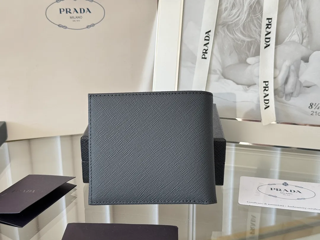 prada men's cross pattern short clip, easy to store, can hold 8 cards and cash, a must-have for men, model 2M0513, original quality, Saffiano cross pattern➕made from imported hardware, size 11cm×9.5cm, color as shown