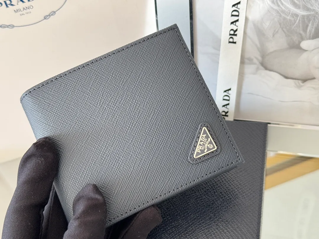 prada men's cross pattern short clip, easy to store, can hold 8 cards and cash, a must-have for men, model 2M0513, original quality, Saffiano cross pattern➕made from imported hardware, size 11cm×9.5cm, color as shown
