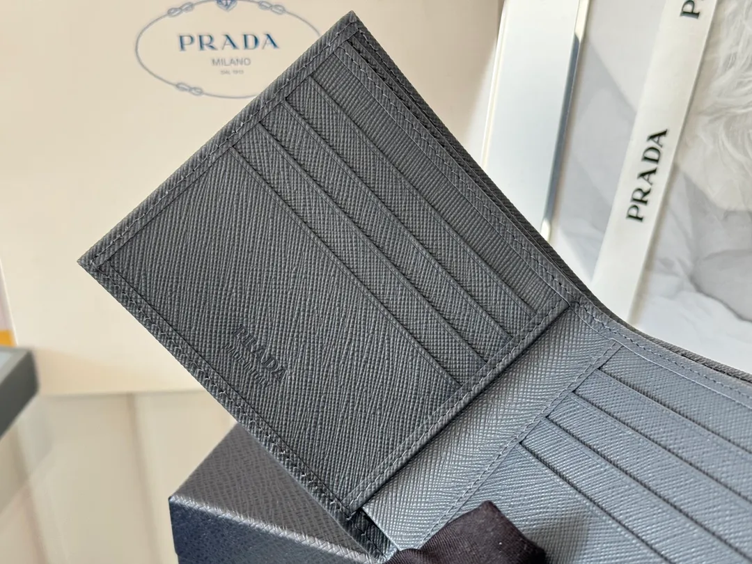 prada men's cross pattern short clip, easy to store, can hold 8 cards and cash, a must-have for men, model 2M0513, original quality, Saffiano cross pattern➕made from imported hardware, size 11cm×9.5cm, color as shown