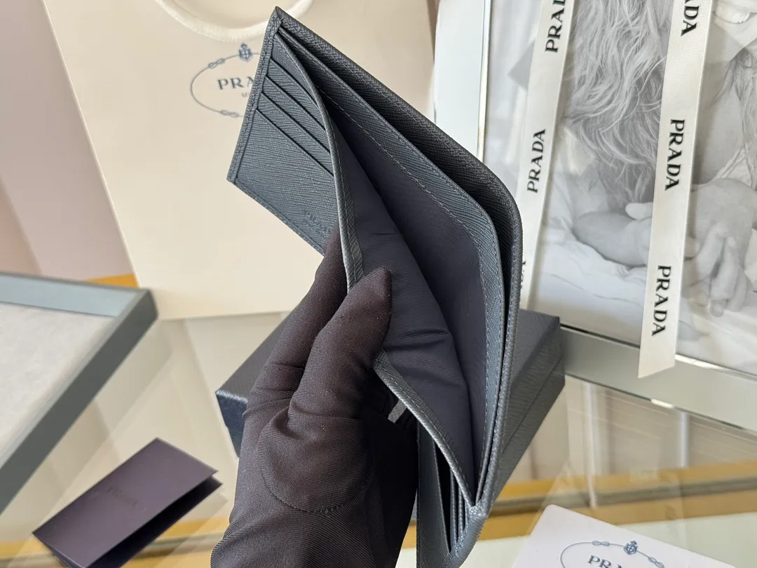 prada men's cross pattern short clip, easy to store, can hold 8 cards and cash, a must-have for men, model 2M0513, original quality, Saffiano cross pattern➕made from imported hardware, size 11cm×9.5cm, color as shown