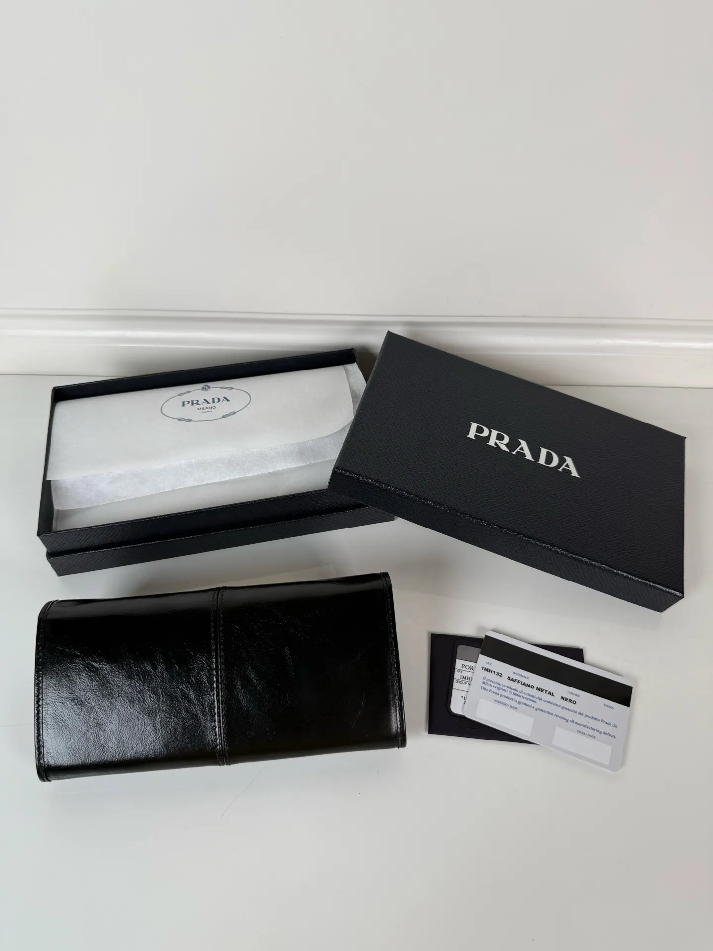 💰600, P Home➡️Ladies flip wallet, model 1MH132, black, made of imported oil-waxed cowhide, original quality, size 18.7x9.5cm, taken in kind, what you see is what you get