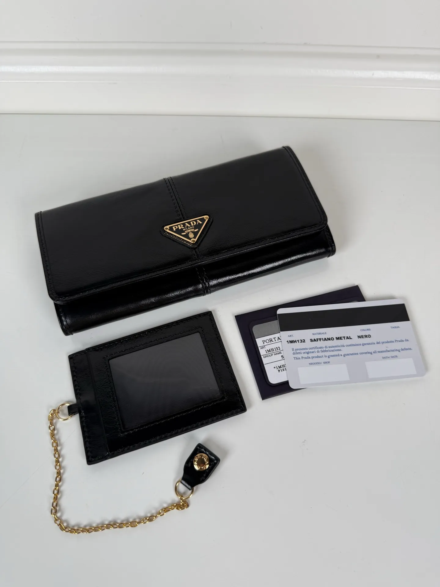 💰600, P Home➡️Ladies flip wallet, model 1MH132, black, made of imported oil-waxed cowhide, original quality, size 18.7x9.5cm, taken in kind, what you see is what you get
