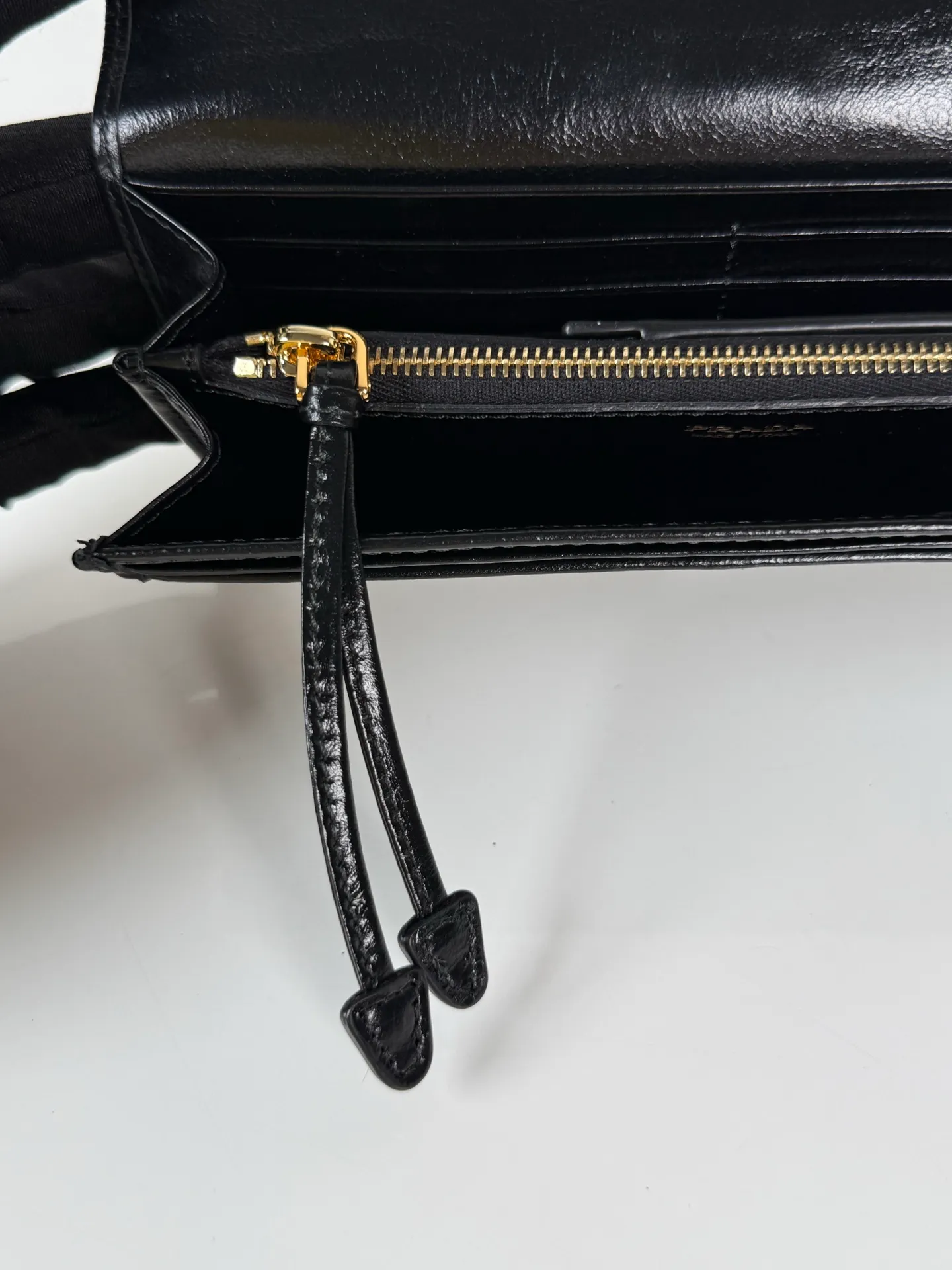 💰600, P Home➡️Ladies flip wallet, model 1MH132, black, made of imported oil-waxed cowhide, original quality, size 18.7x9.5cm, taken in kind, what you see is what you get