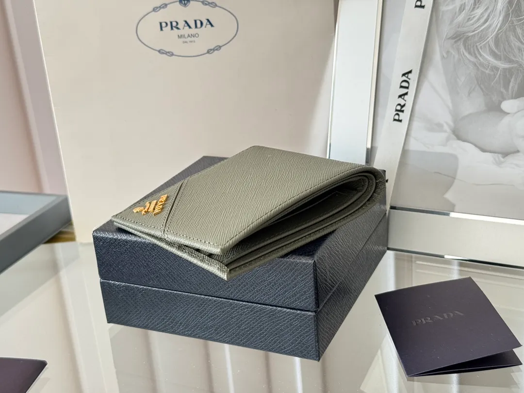 prada men's cross pattern short clip, easy to store, can hold 8 cards and cash, a must-have for men, model 2M0513, original quality, Saffiano cross pattern➕made from imported hardware, size 11cm×9.5cm, color as shown