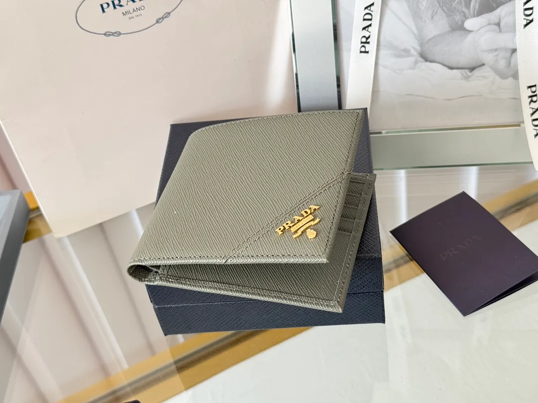 prada men's cross pattern short clip, easy to store, can hold 8 cards and cash, a must-have for men, model 2M0513, original quality, Saffiano cross pattern➕made from imported hardware, size 11cm×9.5cm, color as shown