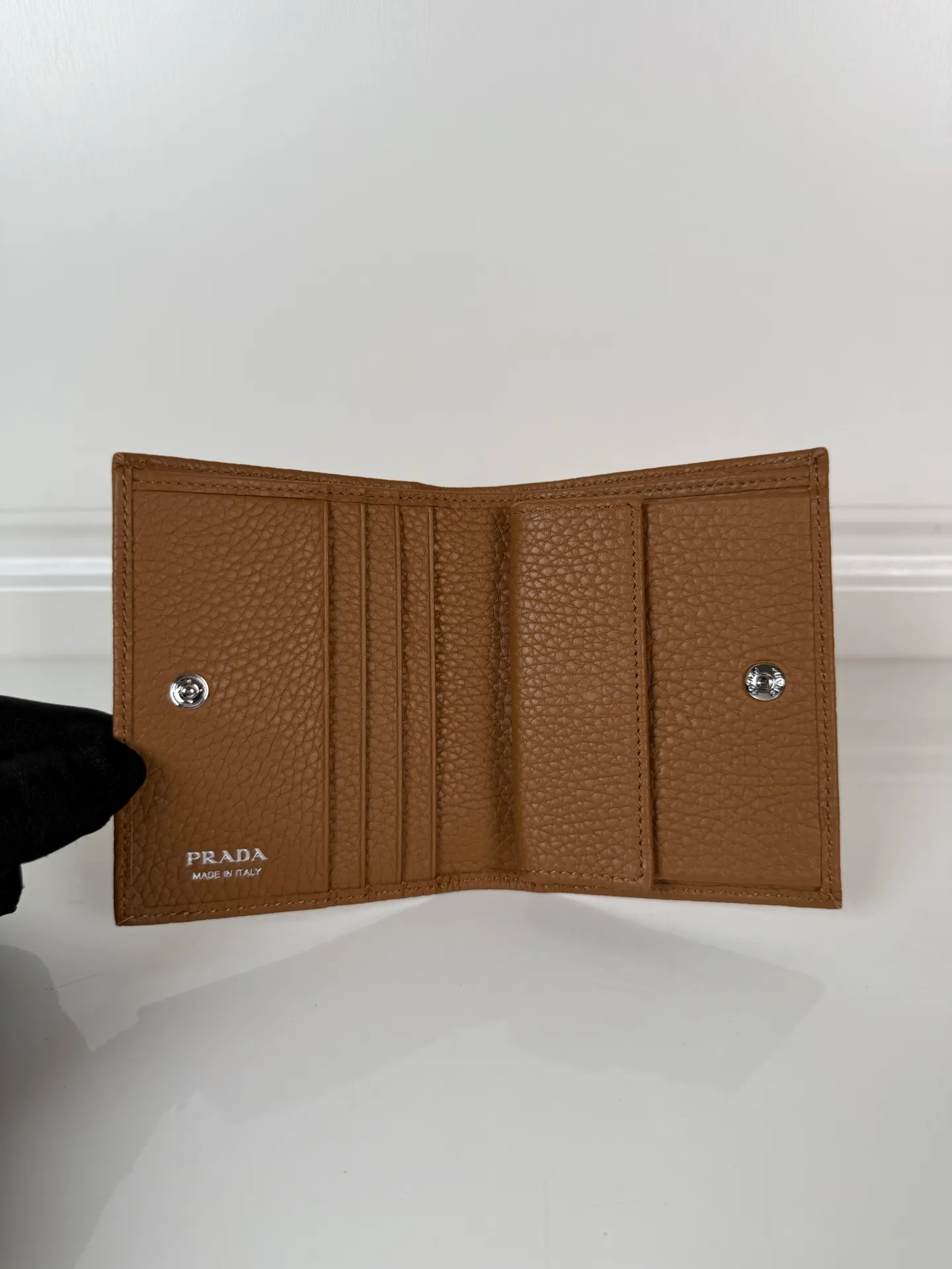 💰440, P Home ➡️Ladies two-fold short clip, model 1M0204, made of fine-grained deerskin, length 11.2 cm and height 9.5cm, simple and practical to enhance personal taste, 175 steel stamp