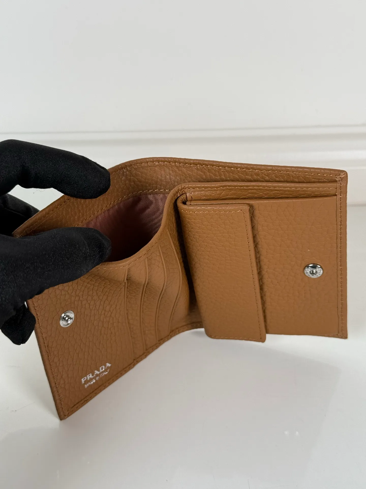 💰440, P Home ➡️Ladies two-fold short clip, model 1M0204, made of fine-grained deerskin, length 11.2 cm and height 9.5cm, simple and practical to enhance personal taste, 175 steel stamp