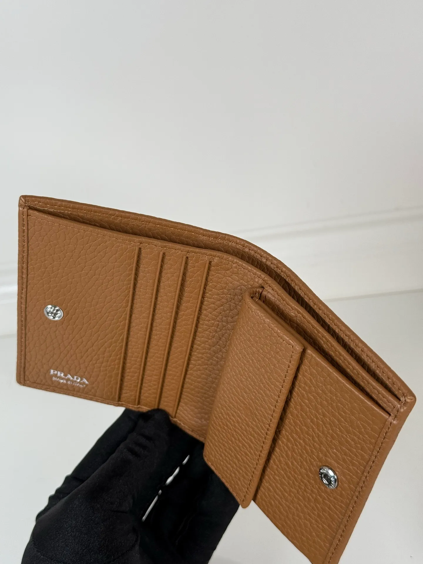 💰440, P Home ➡️Ladies two-fold short clip, model 1M0204, made of fine-grained deerskin, length 11.2 cm and height 9.5cm, simple and practical to enhance personal taste, 175 steel stamp