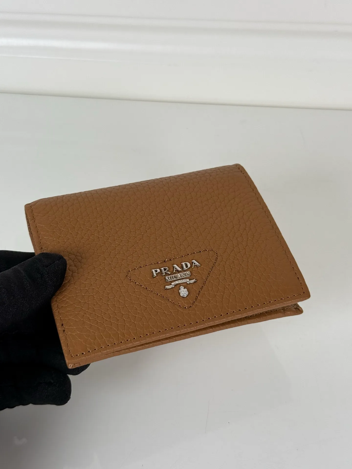 💰440, P Home ➡️Ladies two-fold short clip, model 1M0204, made of fine-grained deerskin, length 11.2 cm and height 9.5cm, simple and practical to enhance personal taste, 175 steel stamp