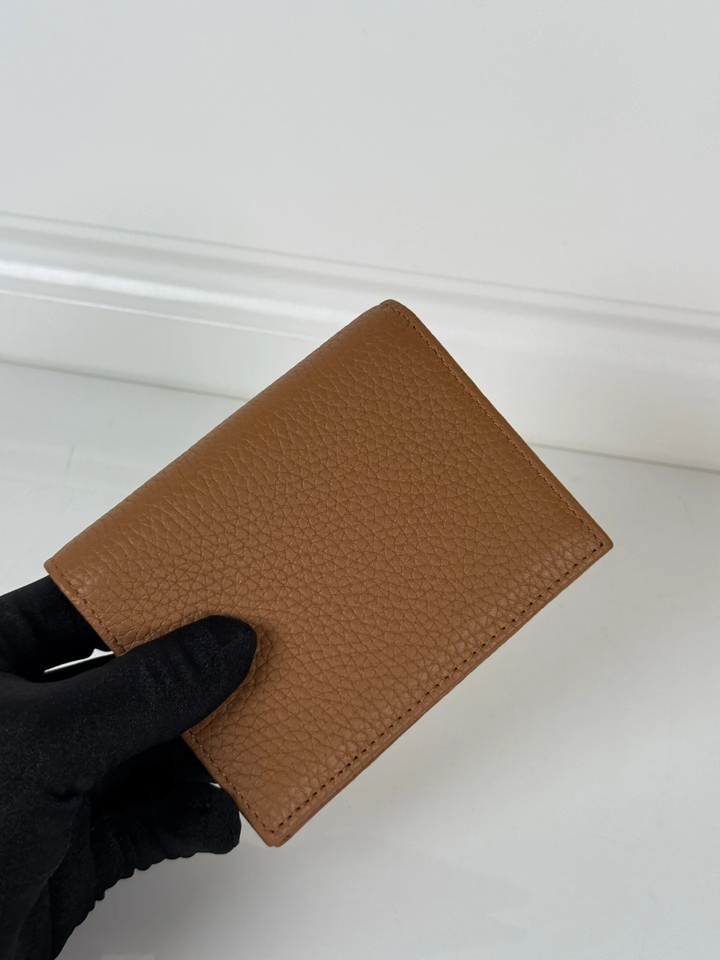 💰440, P Home ➡️Ladies two-fold short clip, model 1M0204, made of fine-grained deerskin, length 11.2 cm and height 9.5cm, simple and practical to enhance personal taste, 175 steel stamp
