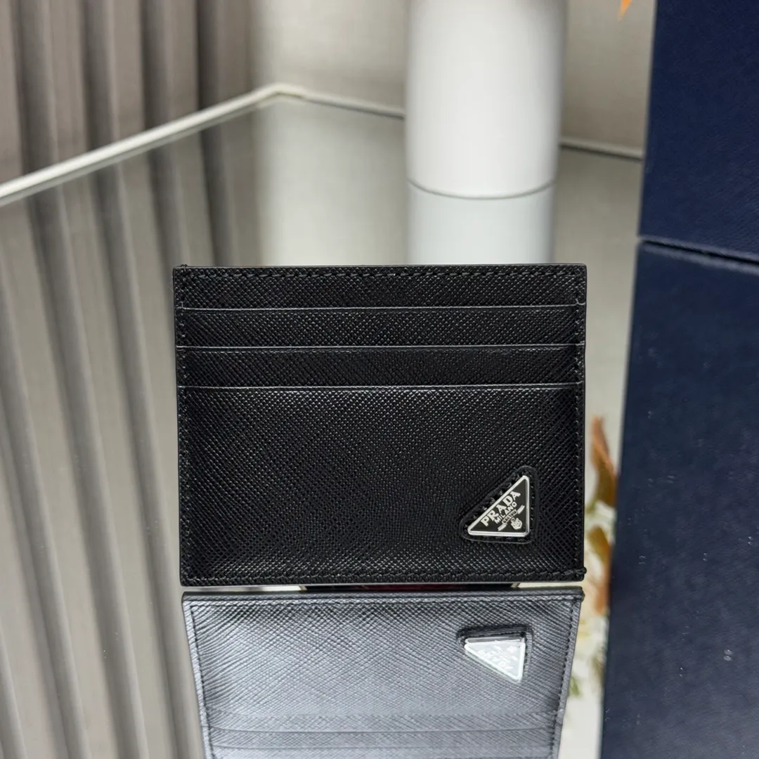 P340 [Top Original] PRADA's new card holder💼Model 2MC223, inner code 164 OEM code💋 This Saffiano leather card holder is equipped with six card slots, a main pocket and fabric lining. The Prada enamel triangle logo at the bottom corner highlights the brand's style. 🏅️🏅️🏅️Size: length 10cm*height 8cm