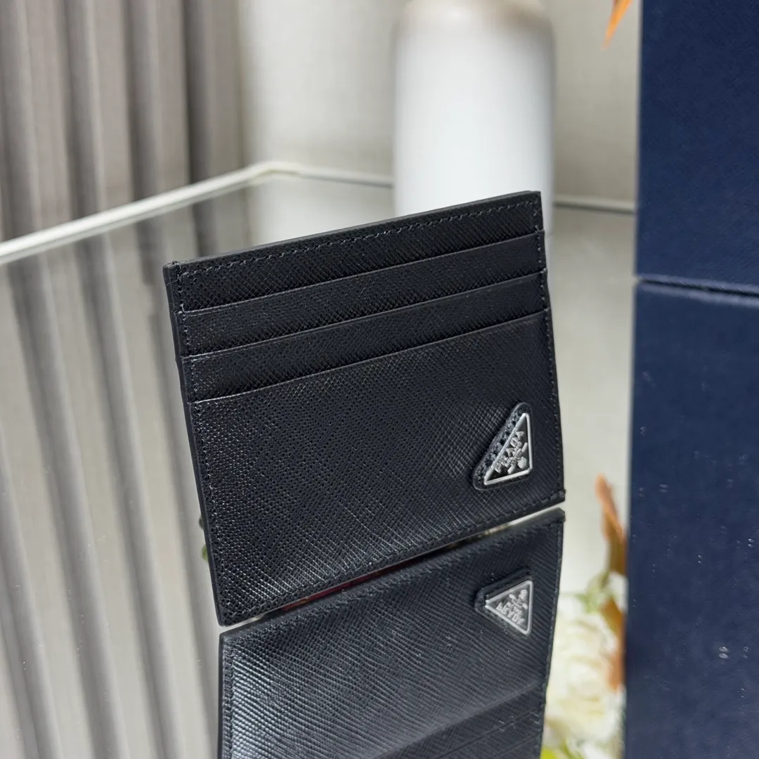 P340 [Top Original] PRADA's new card holder💼Model 2MC223, inner code 164 OEM code💋 This Saffiano leather card holder is equipped with six card slots, a main pocket and fabric lining. The Prada enamel triangle logo at the bottom corner highlights the brand's style. 🏅️🏅️🏅️Size: length 10cm*height 8cm