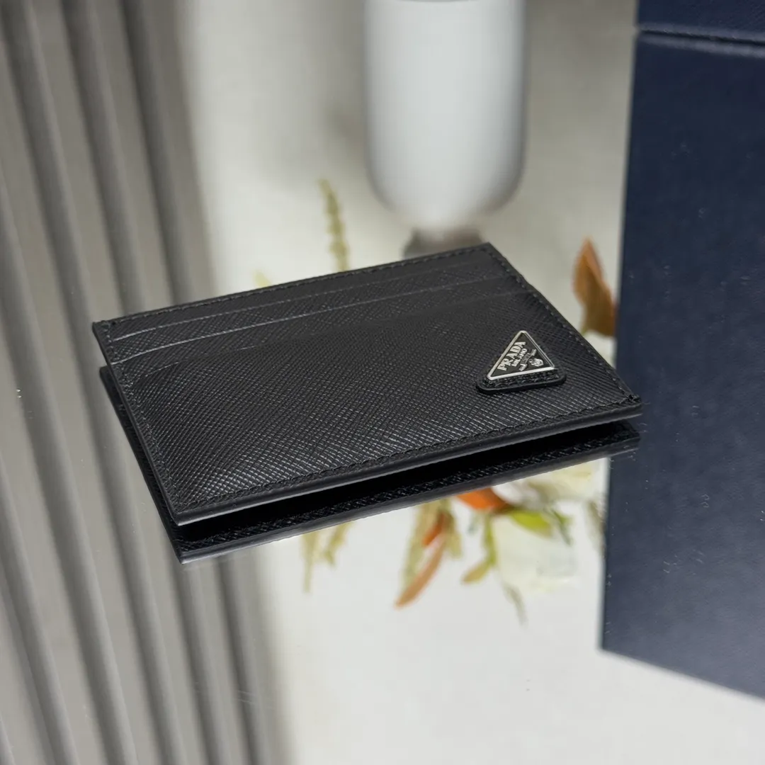 P340 [Top Original] PRADA's new card holder💼Model 2MC223, inner code 164 OEM code💋 This Saffiano leather card holder is equipped with six card slots, a main pocket and fabric lining. The Prada enamel triangle logo at the bottom corner highlights the brand's style. 🏅️🏅️🏅️Size: length 10cm*height 8cm