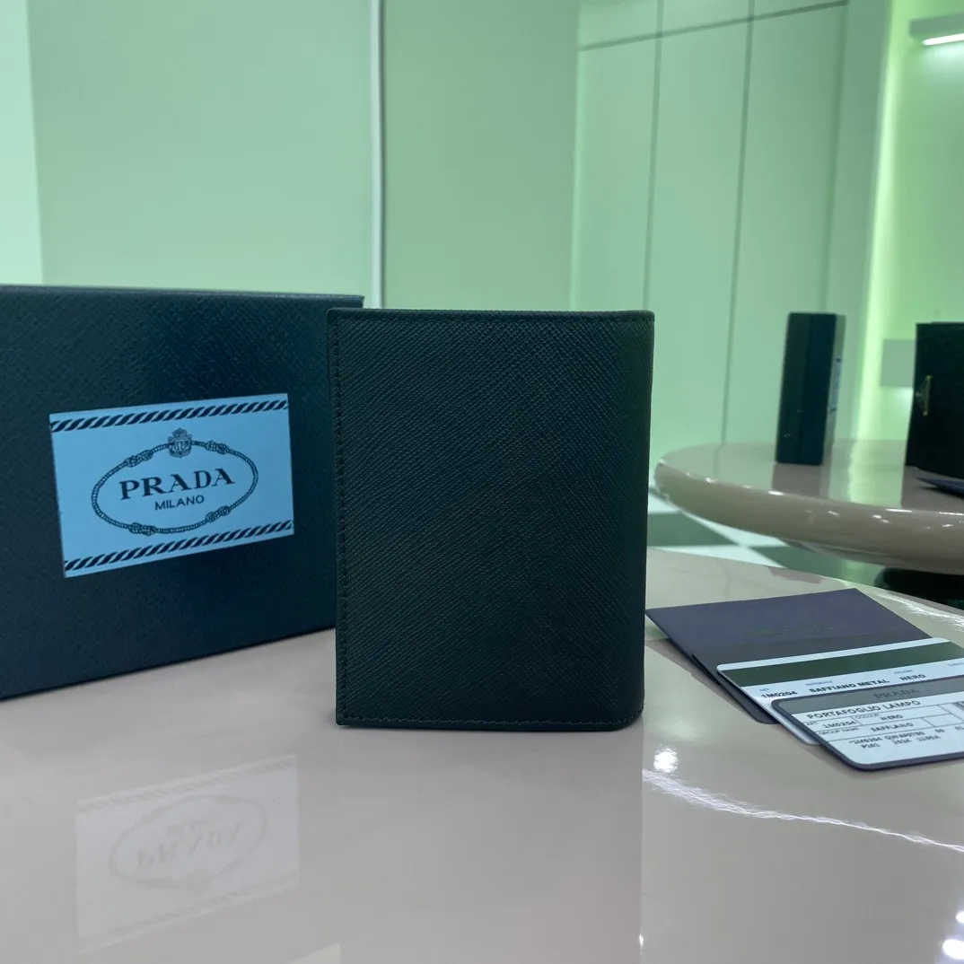 P440 [Top original order] PRADA's new wallet💼Classic, simple and fashionable, authentic development, model 1MV204, internal code 164 OEM code💋This simple and elegant small wallet is made of smooth leather and Saffiano leather. Saffiano leather has a cross-hatched texture and is Prada’s signature material. The wallet has a simple and elegant design, equipped with multiple compartments and pockets. The iconic enamel triangle logo decorates the closure, highlighting the brand style🏅️🏅️🏅️Size: 11.2*8.5cm