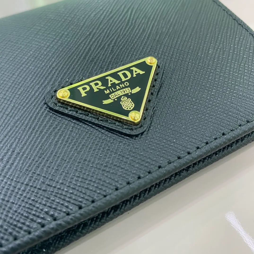 P440 [Top original order] PRADA's new wallet💼Classic, simple and fashionable, authentic development, model 1MV204, internal code 164 OEM code💋This simple and elegant small wallet is made of smooth leather and Saffiano leather. Saffiano leather has a cross-hatched texture and is Prada’s signature material. The wallet has a simple and elegant design, equipped with multiple compartments and pockets. The iconic enamel triangle logo decorates the closure, highlighting the brand style🏅️🏅️🏅️Size: 11.2*8.5cm