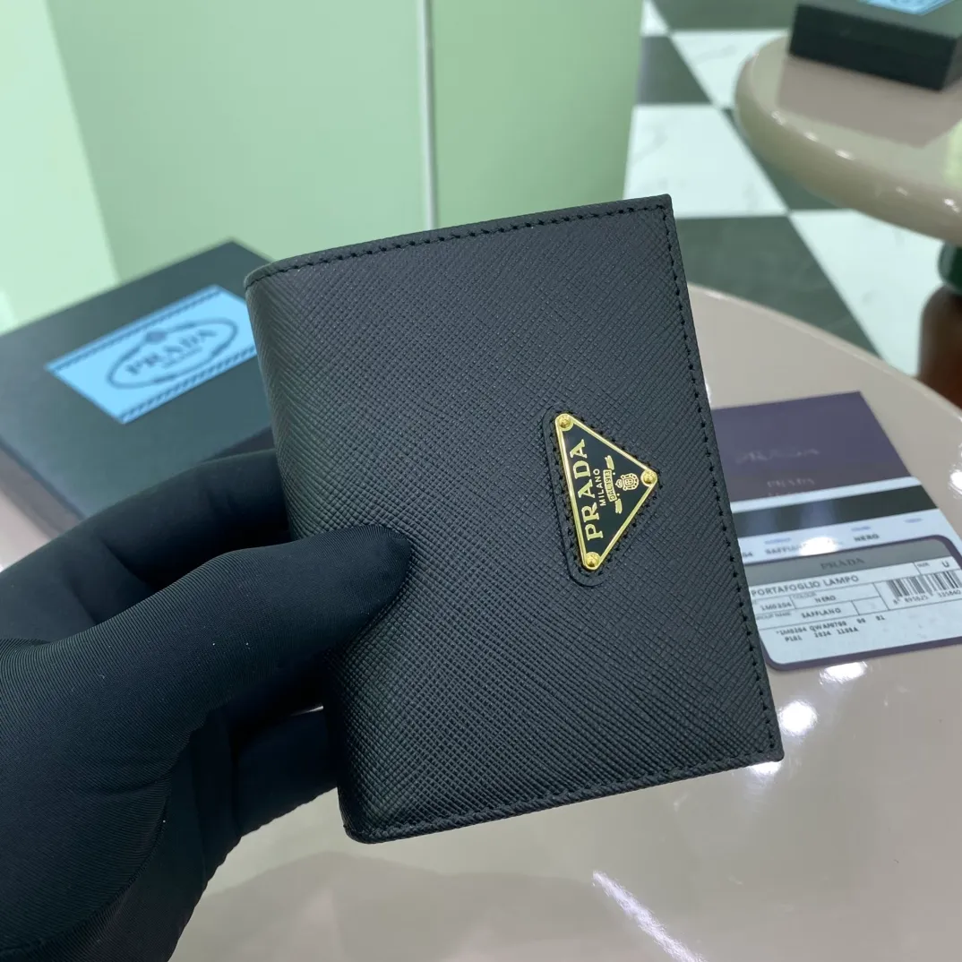 P440 [Top original order] PRADA's new wallet💼Classic, simple and fashionable, authentic development, model 1MV204, internal code 164 OEM code💋This simple and elegant small wallet is made of smooth leather and Saffiano leather. Saffiano leather has a cross-hatched texture and is Prada’s signature material. The wallet has a simple and elegant design, equipped with multiple compartments and pockets. The iconic enamel triangle logo decorates the closure, highlighting the brand style🏅️🏅️🏅️Size: 11.2*8.5cm