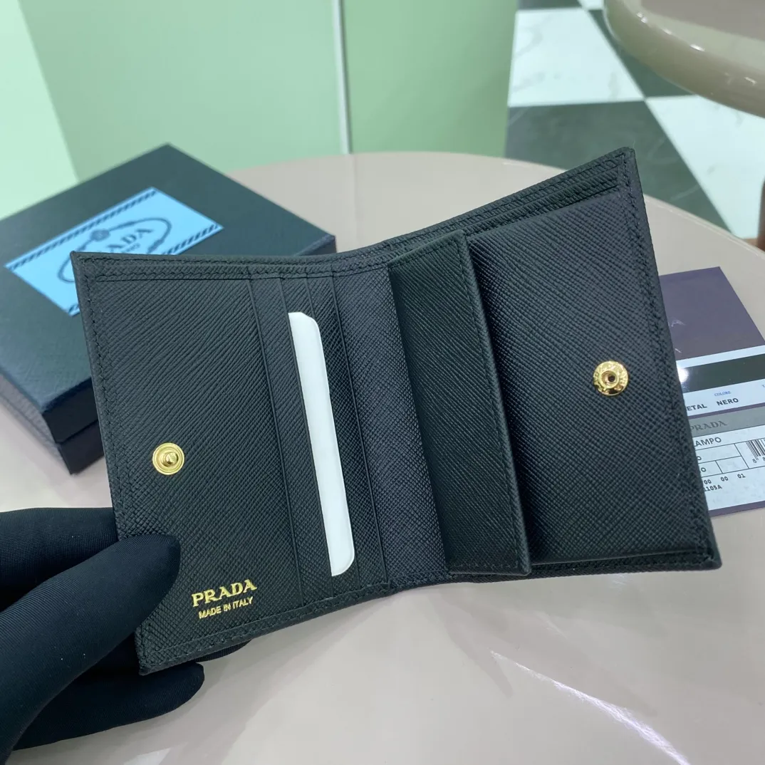 P440 [Top original order] PRADA's new wallet💼Classic, simple and fashionable, authentic development, model 1MV204, internal code 164 OEM code💋This simple and elegant small wallet is made of smooth leather and Saffiano leather. Saffiano leather has a cross-hatched texture and is Prada’s signature material. The wallet has a simple and elegant design, equipped with multiple compartments and pockets. The iconic enamel triangle logo decorates the closure, highlighting the brand style🏅️🏅️🏅️Size: 11.2*8.5cm