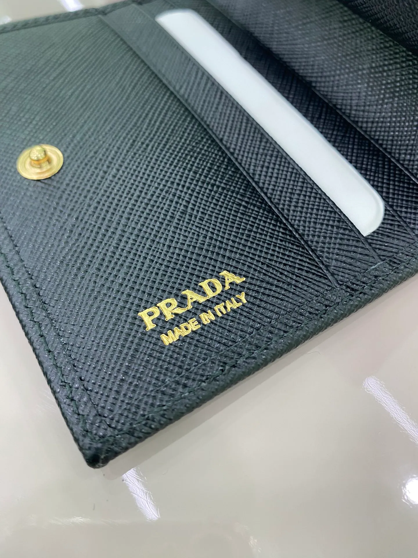P440 [Top original order] PRADA's new wallet💼Classic, simple and fashionable, authentic development, model 1MV204, internal code 164 OEM code💋This simple and elegant small wallet is made of smooth leather and Saffiano leather. Saffiano leather has a cross-hatched texture and is Prada’s signature material. The wallet has a simple and elegant design, equipped with multiple compartments and pockets. The iconic enamel triangle logo decorates the closure, highlighting the brand style🏅️🏅️🏅️Size: 11.2*8.5cm