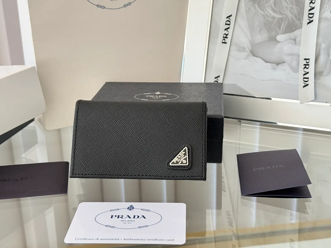 Prada classic card holder, model 1MC122, made of cross-grain cowhide, size 6.5×2.5×11cm, adopts snap button opening and closing design, and has two slots for cards or receipts. This exquisite card holder is small and convenient, with sufficient capacity. It can be placed in the bag for easy storage. It can also be used to make separate items when going out every day. Hot 🔥Hot-selling item, taken in kind, what you see is what you get