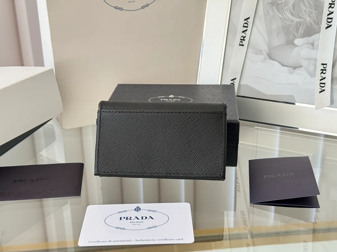 Prada classic card holder, model 1MC122, made of cross-grain cowhide, size 6.5×2.5×11cm, adopts snap button opening and closing design, and has two slots for cards or receipts. This exquisite card holder is small and convenient, with sufficient capacity. It can be placed in the bag for easy storage. It can also be used to make separate items when going out every day. Hot 🔥Hot-selling item, taken in kind, what you see is what you get