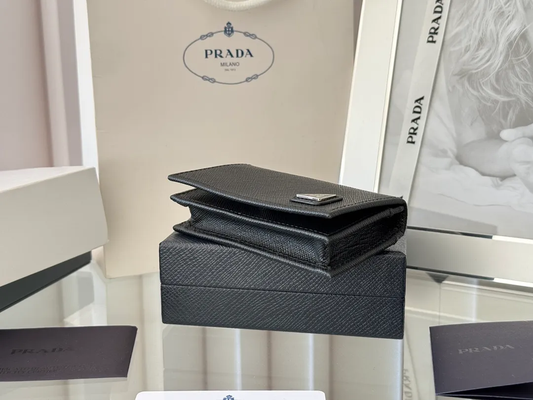 Prada classic card holder, model 1MC122, made of cross-grain cowhide, size 6.5×2.5×11cm, adopts snap button opening and closing design, and has two slots for cards or receipts. This exquisite card holder is small and convenient, with sufficient capacity. It can be placed in the bag for easy storage. It can also be used to make separate items when going out every day. Hot 🔥Hot-selling item, taken in kind, what you see is what you get