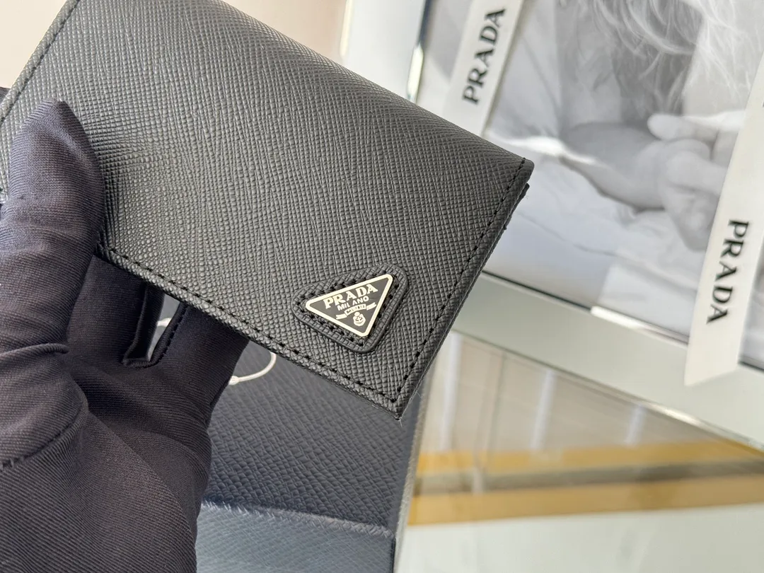 Prada classic card holder, model 1MC122, made of cross-grain cowhide, size 6.5×2.5×11cm, adopts snap button opening and closing design, and has two slots for cards or receipts. This exquisite card holder is small and convenient, with sufficient capacity. It can be placed in the bag for easy storage. It can also be used to make separate items when going out every day. Hot 🔥Hot-selling item, taken in kind, what you see is what you get