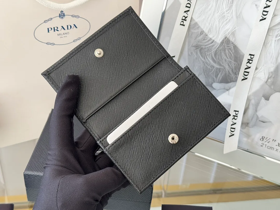 Prada classic card holder, model 1MC122, made of cross-grain cowhide, size 6.5×2.5×11cm, adopts snap button opening and closing design, and has two slots for cards or receipts. This exquisite card holder is small and convenient, with sufficient capacity. It can be placed in the bag for easy storage. It can also be used to make separate items when going out every day. Hot 🔥Hot-selling item, taken in kind, what you see is what you get