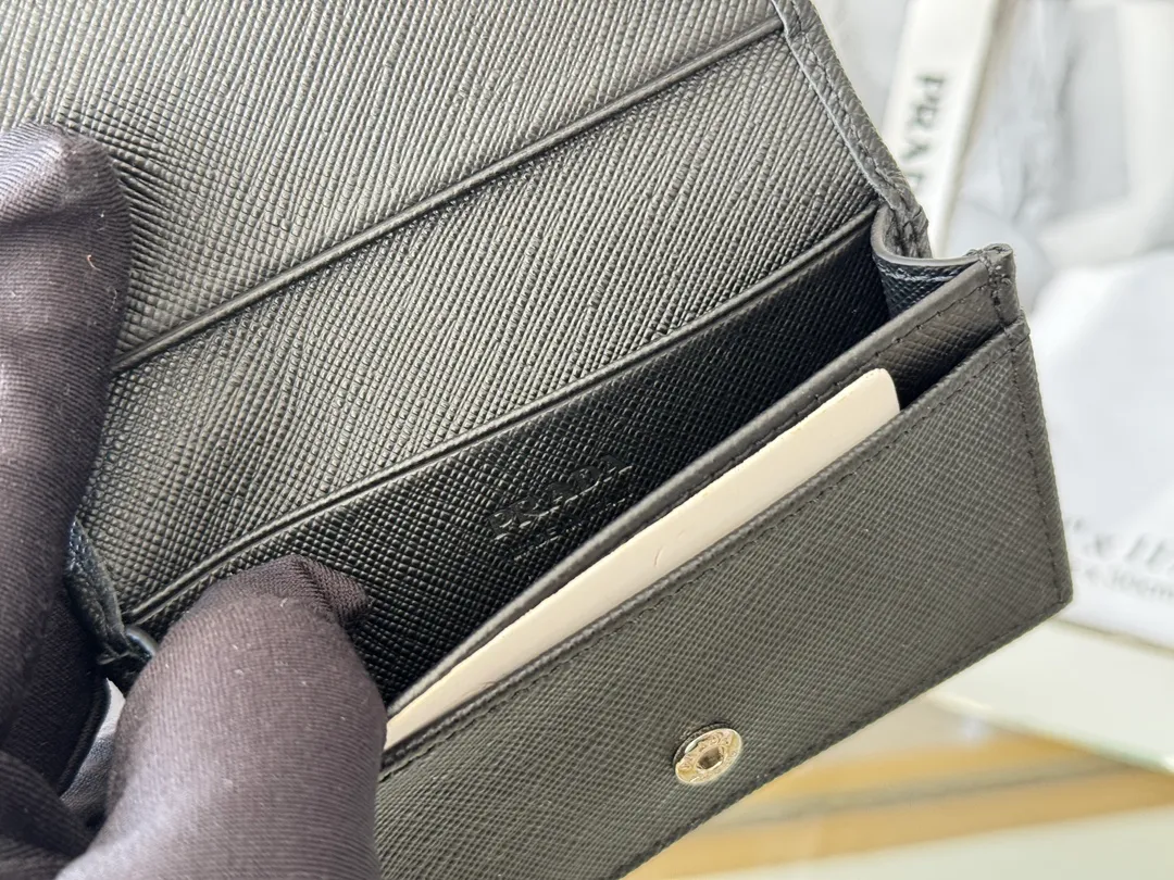 Prada classic card holder, model 1MC122, made of cross-grain cowhide, size 6.5×2.5×11cm, adopts snap button opening and closing design, and has two slots for cards or receipts. This exquisite card holder is small and convenient, with sufficient capacity. It can be placed in the bag for easy storage. It can also be used to make separate items when going out every day. Hot 🔥Hot-selling item, taken in kind, what you see is what you get