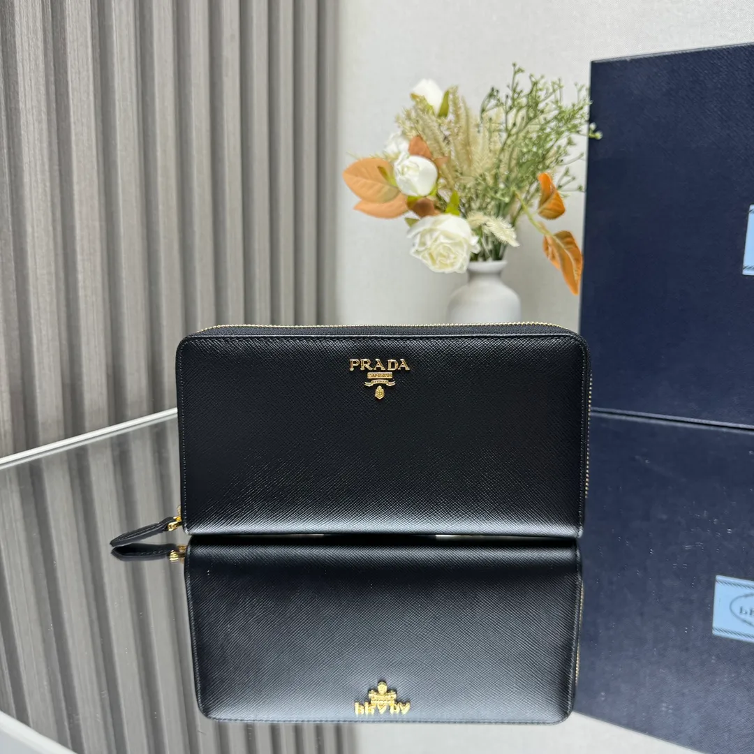 P600 [Top original order] PRADA's new single zipper wallet💼The latest counter with the same color logo, classic, simple and fashionable, official website synchronization, genuine development, model 1ML506, color: black/same color logo, inner code 164 OEM code💋 Italy's top original single cross-grain cowhide texture is excellent, imported thread lining, imported same color hardware logo accessories! The exquisite wiring is even and neat, the workmanship is exquisite, and the quality is comparable to the original product🏅️🏅️🏅️Dimensions: 20cm long and 10.3cm high