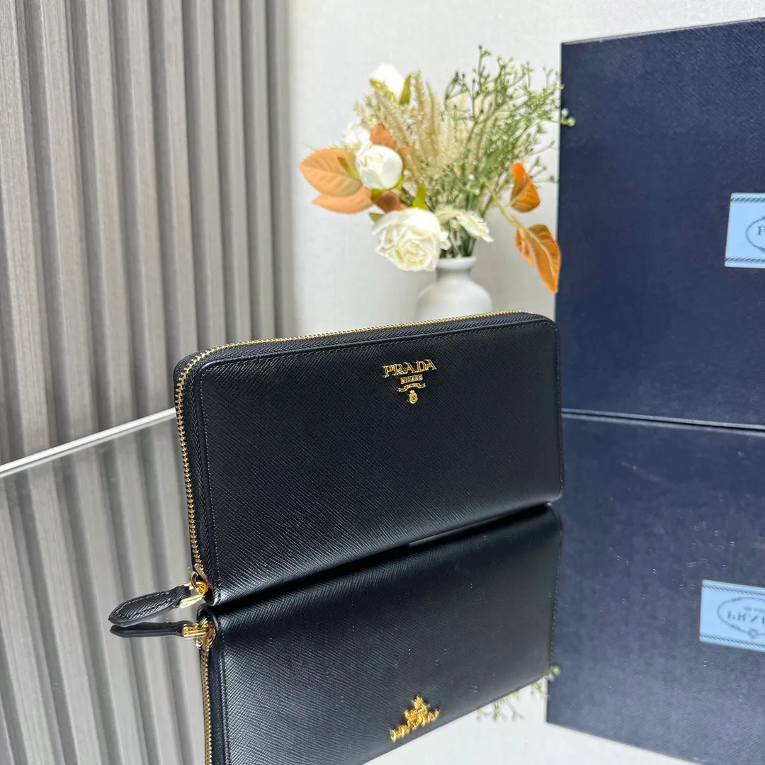 P600 [Top original order] PRADA's new single zipper wallet💼The latest counter with the same color logo, classic, simple and fashionable, official website synchronization, genuine development, model 1ML506, color: black/same color logo, inner code 164 OEM code💋 Italy's top original single cross-grain cowhide texture is excellent, imported thread lining, imported same color hardware logo accessories! The exquisite wiring is even and neat, the workmanship is exquisite, and the quality is comparable to the original product🏅️🏅️🏅️Dimensions: 20cm long and 10.3cm high