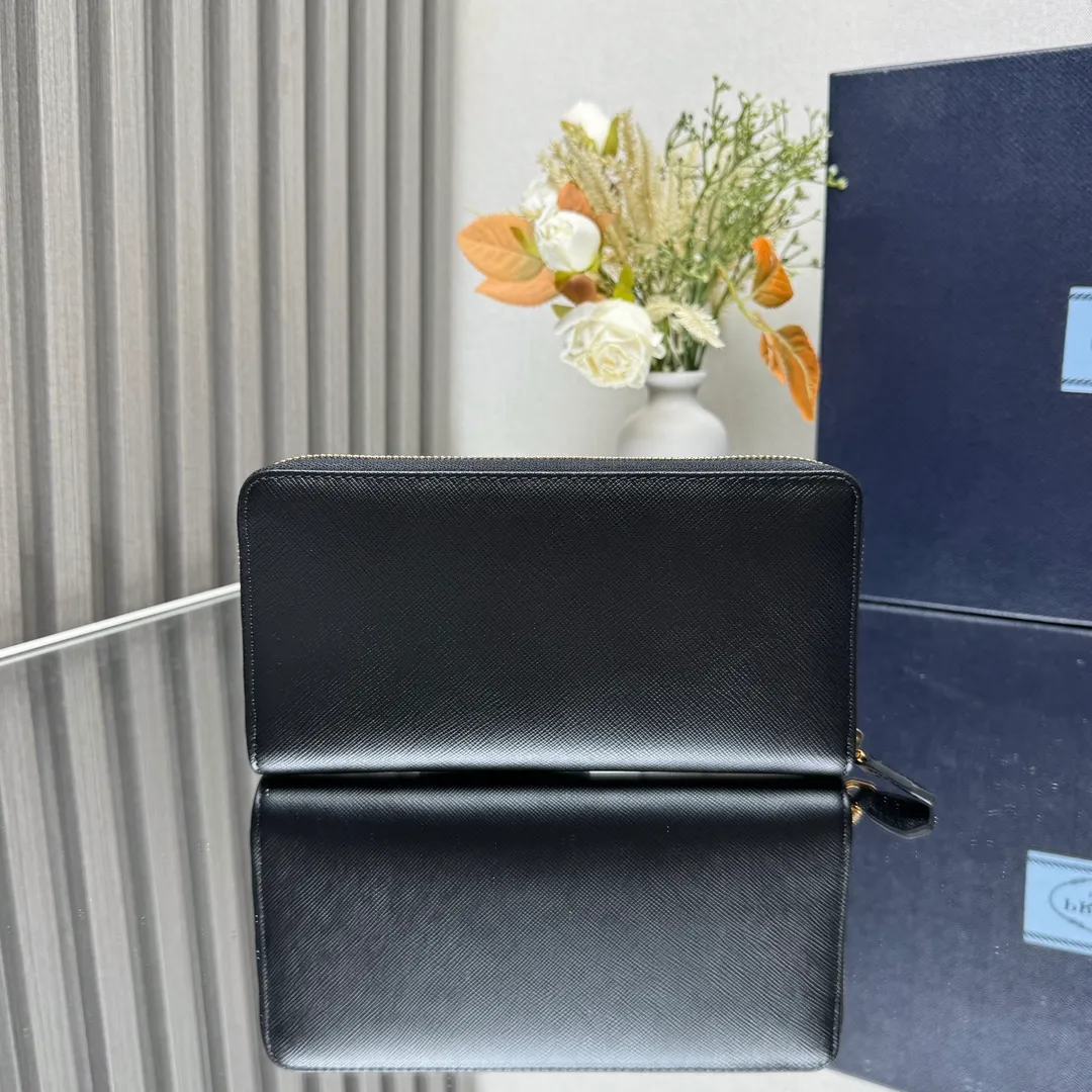P600 [Top original order] PRADA's new single zipper wallet💼The latest counter with the same color logo, classic, simple and fashionable, official website synchronization, genuine development, model 1ML506, color: black/same color logo, inner code 164 OEM code💋 Italy's top original single cross-grain cowhide texture is excellent, imported thread lining, imported same color hardware logo accessories! The exquisite wiring is even and neat, the workmanship is exquisite, and the quality is comparable to the original product🏅️🏅️🏅️Dimensions: 20cm long and 10.3cm high