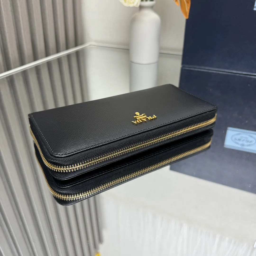 P600 [Top original order] PRADA's new single zipper wallet💼The latest counter with the same color logo, classic, simple and fashionable, official website synchronization, genuine development, model 1ML506, color: black/same color logo, inner code 164 OEM code💋 Italy's top original single cross-grain cowhide texture is excellent, imported thread lining, imported same color hardware logo accessories! The exquisite wiring is even and neat, the workmanship is exquisite, and the quality is comparable to the original product🏅️🏅️🏅️Dimensions: 20cm long and 10.3cm high