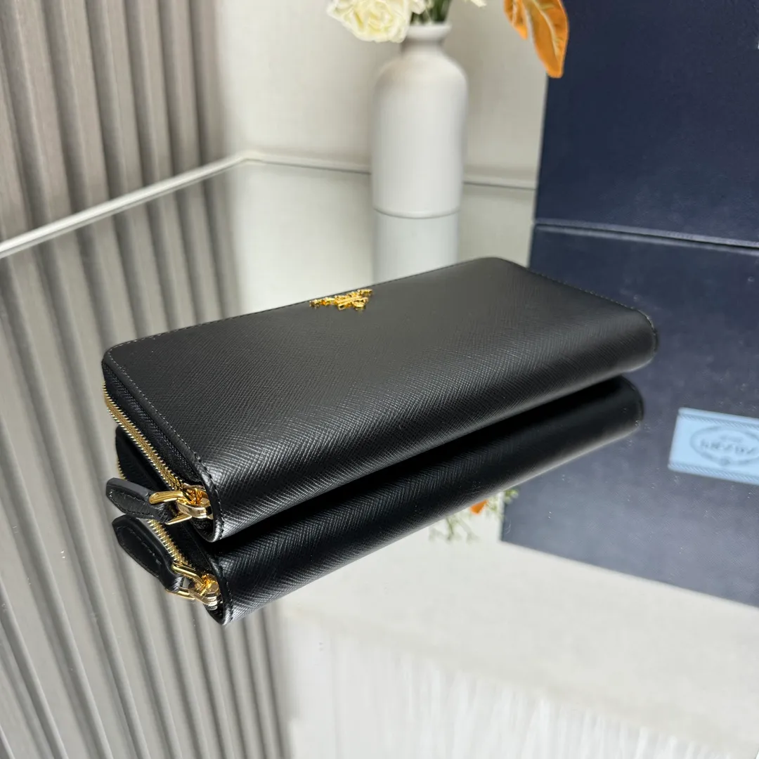 P600 [Top original order] PRADA's new single zipper wallet💼The latest counter with the same color logo, classic, simple and fashionable, official website synchronization, genuine development, model 1ML506, color: black/same color logo, inner code 164 OEM code💋 Italy's top original single cross-grain cowhide texture is excellent, imported thread lining, imported same color hardware logo accessories! The exquisite wiring is even and neat, the workmanship is exquisite, and the quality is comparable to the original product🏅️🏅️🏅️Dimensions: 20cm long and 10.3cm high