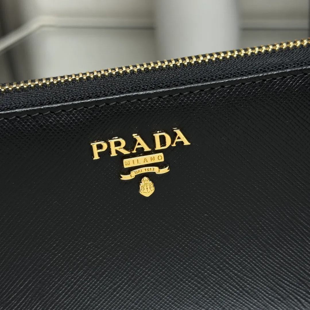 P600 [Top original order] PRADA's new single zipper wallet💼The latest counter with the same color logo, classic, simple and fashionable, official website synchronization, genuine development, model 1ML506, color: black/same color logo, inner code 164 OEM code💋 Italy's top original single cross-grain cowhide texture is excellent, imported thread lining, imported same color hardware logo accessories! The exquisite wiring is even and neat, the workmanship is exquisite, and the quality is comparable to the original product🏅️🏅️🏅️Dimensions: 20cm long and 10.3cm high