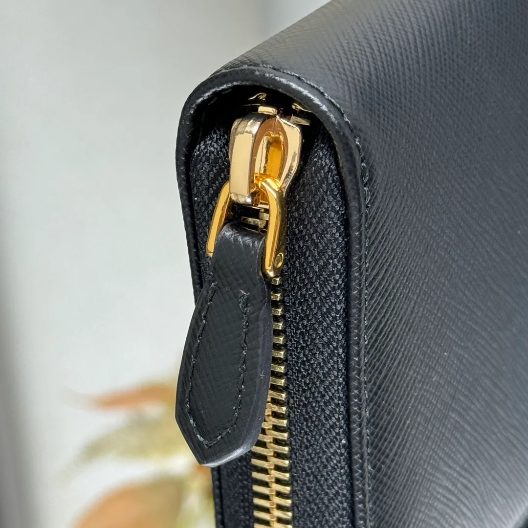 P600 [Top original order] PRADA's new single zipper wallet💼The latest counter with the same color logo, classic, simple and fashionable, official website synchronization, genuine development, model 1ML506, color: black/same color logo, inner code 164 OEM code💋 Italy's top original single cross-grain cowhide texture is excellent, imported thread lining, imported same color hardware logo accessories! The exquisite wiring is even and neat, the workmanship is exquisite, and the quality is comparable to the original product🏅️🏅️🏅️Dimensions: 20cm long and 10.3cm high