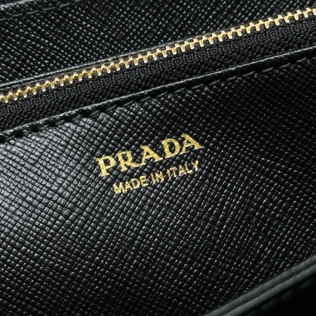 P600 [Top original order] PRADA's new single zipper wallet💼The latest counter with the same color logo, classic, simple and fashionable, official website synchronization, genuine development, model 1ML506, color: black/same color logo, inner code 164 OEM code💋 Italy's top original single cross-grain cowhide texture is excellent, imported thread lining, imported same color hardware logo accessories! The exquisite wiring is even and neat, the workmanship is exquisite, and the quality is comparable to the original product🏅️🏅️🏅️Dimensions: 20cm long and 10.3cm high