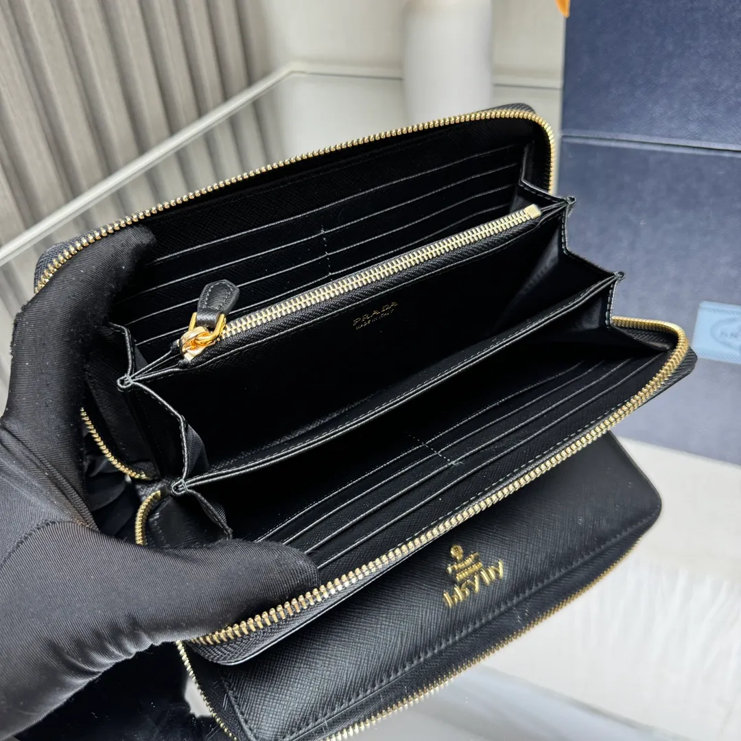 P600 [Top original order] PRADA's new single zipper wallet💼The latest counter with the same color logo, classic, simple and fashionable, official website synchronization, genuine development, model 1ML506, color: black/same color logo, inner code 164 OEM code💋 Italy's top original single cross-grain cowhide texture is excellent, imported thread lining, imported same color hardware logo accessories! The exquisite wiring is even and neat, the workmanship is exquisite, and the quality is comparable to the original product🏅️🏅️🏅️Dimensions: 20cm long and 10.3cm high