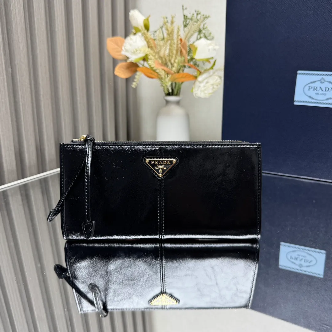 P500【Top original order】PRADA new leather pouch💼1MB051, inner code 164 OEM code✨This pouch is simple and exquisite, made of soft leather and decorated with an enameled triangular metal logo. Zipper opening and closing, 2 card slots, it is a piece worth collecting. 🏅️🏅️🏅️Size: 20*10cm