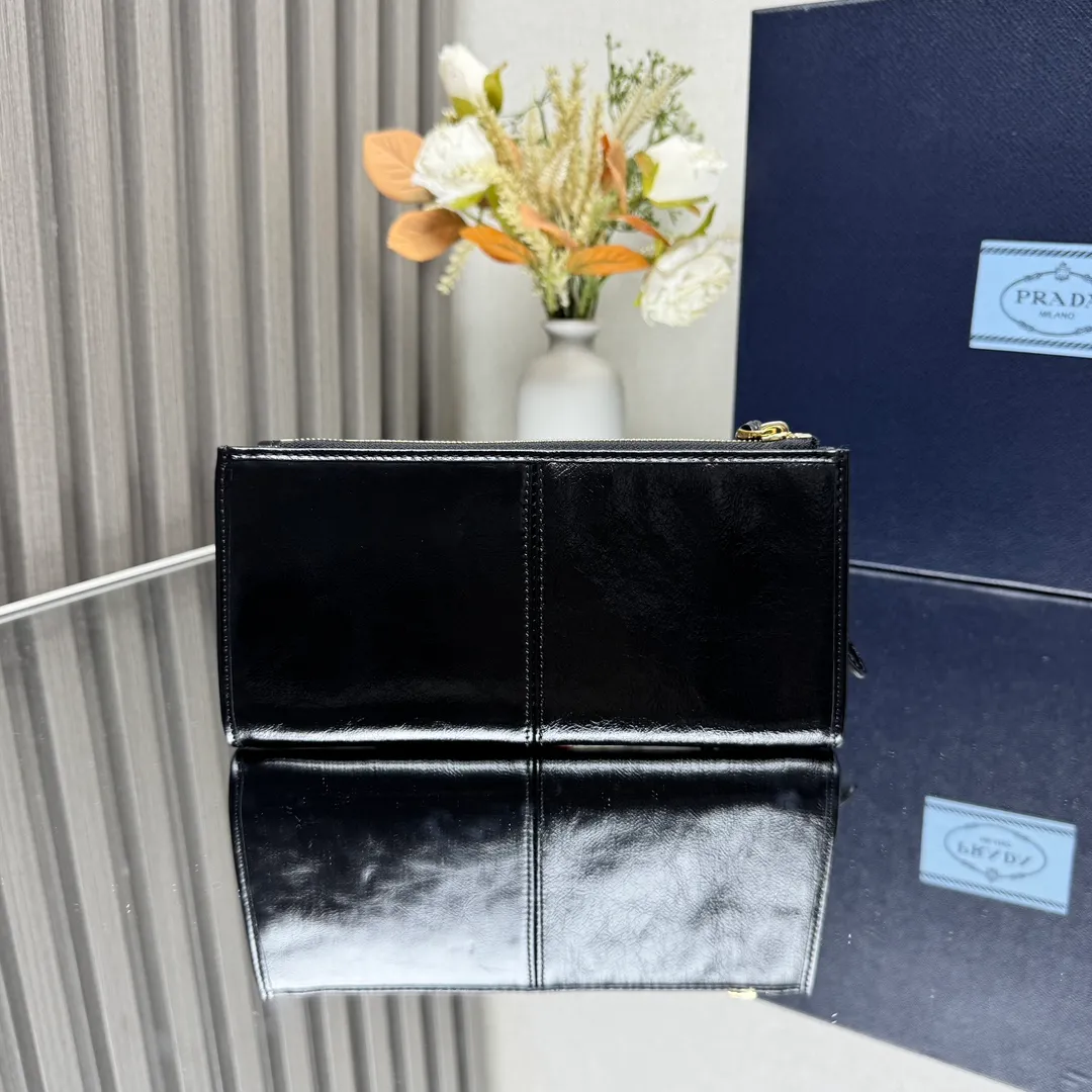 P500【Top original order】PRADA new leather pouch💼1MB051, inner code 164 OEM code✨This pouch is simple and exquisite, made of soft leather and decorated with an enameled triangular metal logo. Zipper opening and closing, 2 card slots, it is a piece worth collecting. 🏅️🏅️🏅️Size: 20*10cm