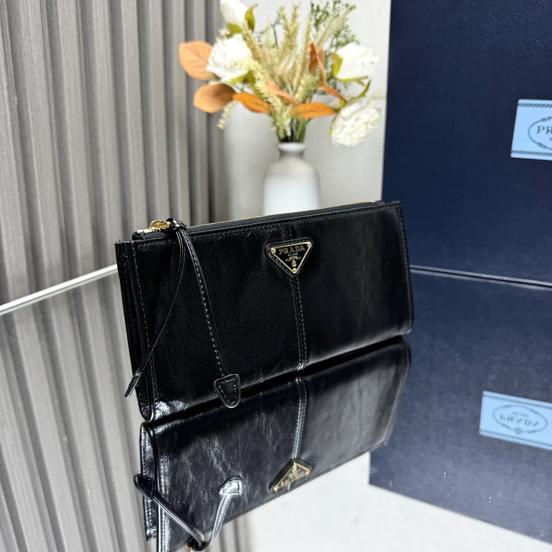 P500【Top original order】PRADA new leather pouch💼1MB051, inner code 164 OEM code✨This pouch is simple and exquisite, made of soft leather and decorated with an enameled triangular metal logo. Zipper opening and closing, 2 card slots, it is a piece worth collecting. 🏅️🏅️🏅️Size: 20*10cm