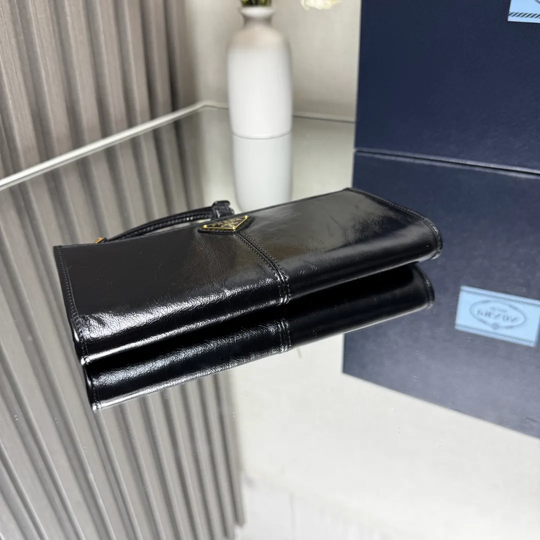 P500【Top original order】PRADA new leather pouch💼1MB051, inner code 164 OEM code✨This pouch is simple and exquisite, made of soft leather and decorated with an enameled triangular metal logo. Zipper opening and closing, 2 card slots, it is a piece worth collecting. 🏅️🏅️🏅️Size: 20*10cm